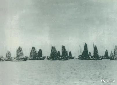 1950年4月16日,人民解放軍發起大規模渡海戰役,強渡瓊州海峽。5月1日,海南全島解放。