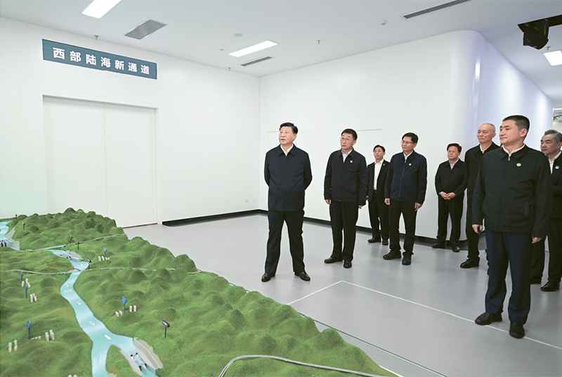 2023年12月14日至15日,中共中央總書記、國家主席、中央軍委主席習近平在廣西考察。這是14日上午,習近平在南寧市考察中國—東盟信息港股份有限公司,結合平陸運河沙盤聽取西部陸海新通道骨干工程建設匯報。 新華社記者 謝環(huán)馳/攝