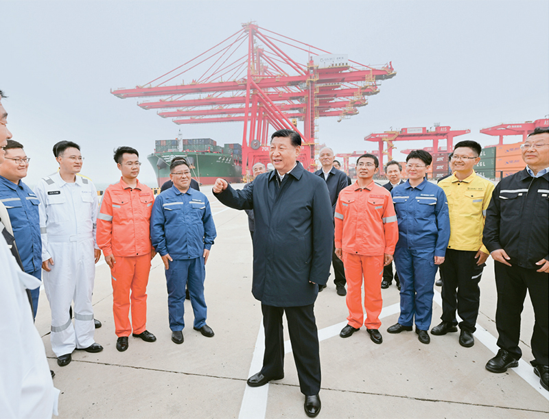 2024年5月22日至24日,中共中央總書記、國家主席、中央軍委主席習近平在山東考察。這是22日下午,習近平在日照港親切慰問港口科技工作者、運營人員、航運人員。 新華社記者 謝環(huán)馳/攝